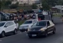 Carreta com placas de Descanso tomba e população saqueia carga de leite na BR-470