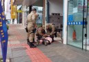 Homem tenta atacar policiais com canivete e é preso