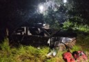 Motorista fica preso nas ferragens ao capotar veículo em ribanceira de 50 metros