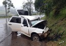 Jovem fica ferido após colisão frontal entre carro e carreta