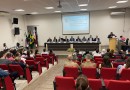 A Câmara de Vereadores entrega emoção de aplausos no auditório da Prefeitura Municipal
