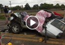 Veja o momento em que carro é prensado entre duas carretas