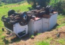 Caminhão carregado com energéticos capota na PR-566 após desvio em trevo