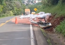 Carreta sai da pista, atinge barranco e espalha adubo na BR-163