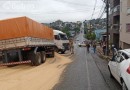 Caminhão desce rua desgovernado e atinge veículo estacionado