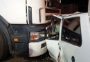 Motorista fica preso nas ferragens em acidente entre carro e carreta na BR-153