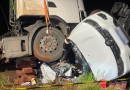 Carro ocupado por mãe e filho fica embaixo de caminhão após colisão na BR-163