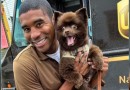 Motorista de entregas tira selfies com cachorrinhos de clientes