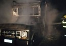 Caminhonete é consumida pelo fogo na BR-282
