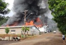 Incêndio de grandes proporções atinge empresa no Oeste