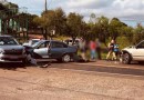 Colisão entre três veículos deixa mulher ferida