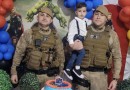Policiais militares participam de aniversário de garoto fã da polícia