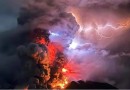 Vulcão entra em erupção na Indonésia