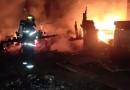 Casa pega fogo e fica destruída após criança brincar com vela