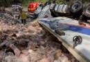 Corpo de motorista é encontrado em meio à carga de carreta após capotamento