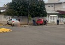 Carros vão parar na calçada após colisão em cruzamento