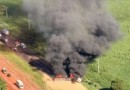 Caminhão pega fogo após colisão e interdita BR-277 por duas horas