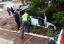 Carro sai da pista e fica à beira do rio em Mondaí; idoso é resgatado