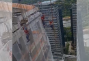 Operários ficam pendurados em andaime de 180 metros de altura e um deles morre em SP