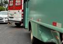 Criança é socorrida pelo SAMU após acidente entre carro e ônibus