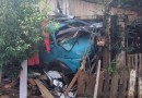 Caminhão fica sem freio e invade residência