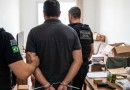 Homem é preso por porte ilegal de arma após denúncia de perseguição e extorsão sexual