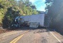 Caminhão fica destruído e motorista sai ileso após acidente em pequena cidade de SC