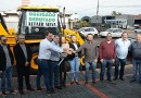 Deputado Altair Silva entrega oficialmente retroescavadeira ao município