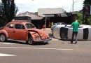Colisão entre Fusca e Voyage deixa veículo tombado