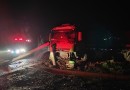 Carreta sai da pista e bate em postes na BR-163