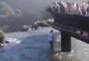 Turista se arrisca para recuperar celular nas Cataratas do Iguaçu