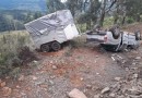 Motorista perde controle de caminhonete e tomba na Serra