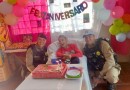 Policiais militares participam da festa de aniversário de fã da corporação