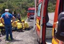 Condutor perde controle de moto e cai em ribanceira de 10 metros de altura