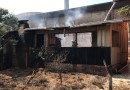 Fundos de madeira de residência fica destruída em incêndio registrado na Avenida Romeu Lauro Werlang