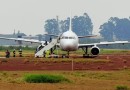 Avião da Latam com 151 pessoas a bordo sai da pista durante pouso e fica atolado na lama no Paraná