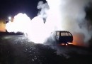 Carro pega fogo e fica totalmente destruído