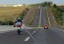 Motociclista é flagrado em manobra conhecida como ‘Superman’ na BR-282