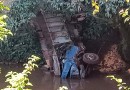 Caminhão sai da pista e cai em rio no interior de Guaraciaba