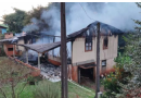 Incêndio atinge residência e mobiliza bombeiros no Oeste de SC