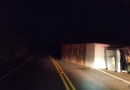 Caminhão sai da pista e tomba na SC-163 entre Iporã do Oeste e Itapiranga
