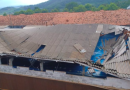 Frente de rajada atinge cidade no Oeste de SC, quebra árvores ao meio e causa destruição