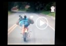 Motociclista ignora polícia após ser flagrado fazendo manobra ‘superman’ em SC