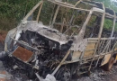 Ônibus escolar pega fogo no Paraná e motorista e criança escapam pela janela