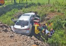 Família fica ferida após saída de pista e queda em barranco na BR-163