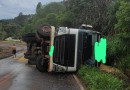Carreta tomba sobre a pista e motorista é socorrido com ferimentos