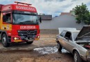 Carro pega fogo no centro e mobiliza Bombeiros
