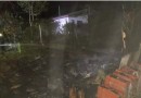 Galpão é destruído por incêndio e bombeiros evitam que chamas atingissem casa