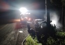Motorista cochila ao volante, sai da pista e colide veículo em árvore no Oeste