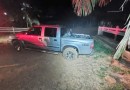Homem foge de abordagem policial e invade propriedades, arrancando cercas e causando grandes prejuízos